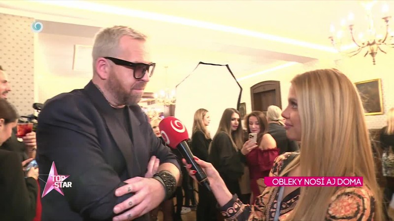 Obleky nosí aj doma