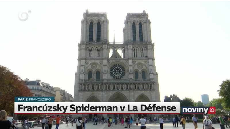 Francúzsky Spiderman v La Défense