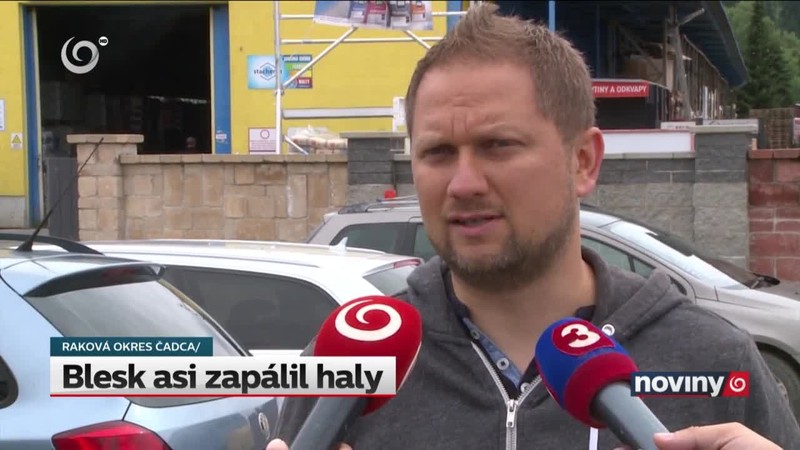 Blesk asi zapálil haly