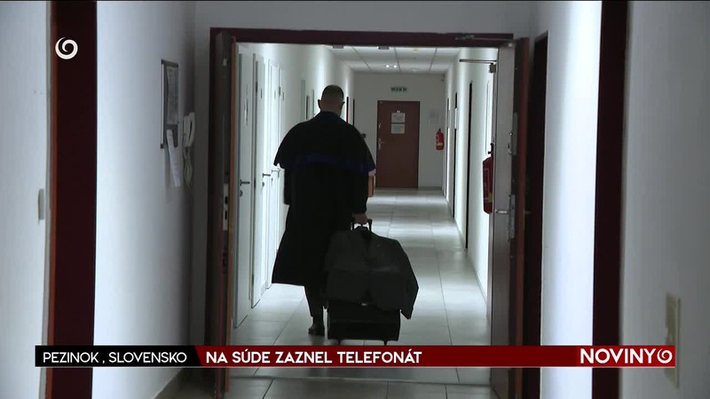 NA SÚDE ZAZNEL TELEFONÁT