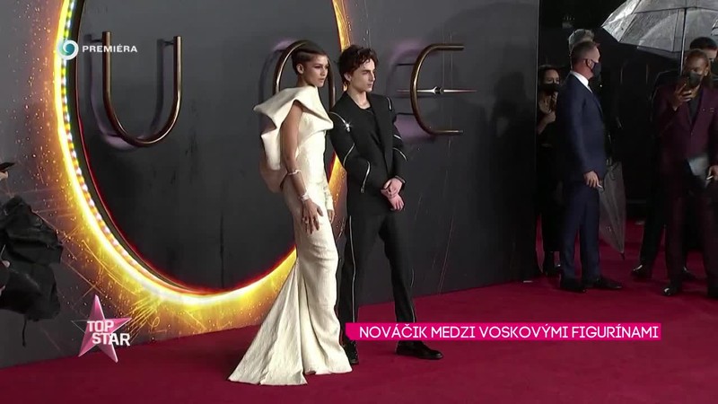 NOVÁČIK MEDZI VOSKOVÝMI FIGURÍNAMI