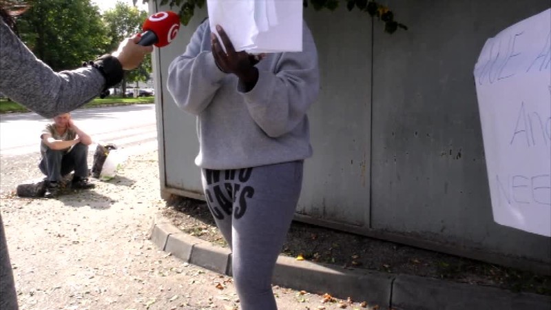Utečenci u nás byť nechcú. S transparentmi pred záchytným táborom požadovali slobodu