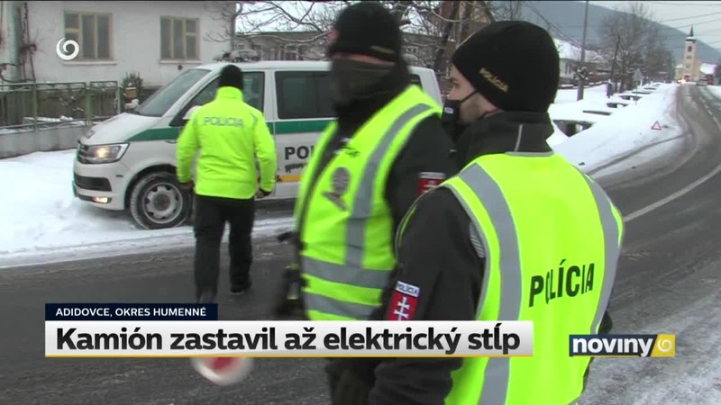 Kamión zastavil až elektrický stĺp