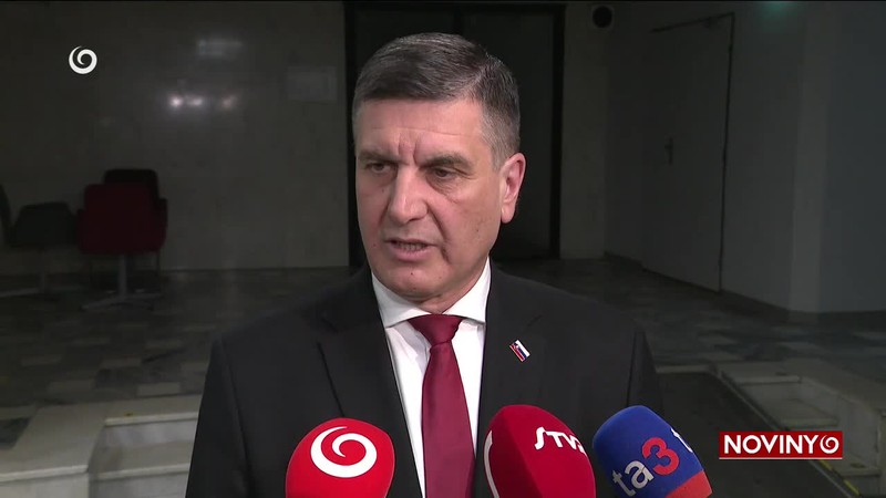 B. ONDRUŠ OPUSTIL HLAS-SD