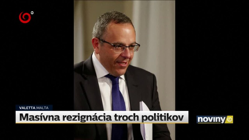 Masívna rezignácia troch politikov