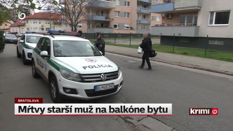 Mŕtvy starší muž na balkóne bytu