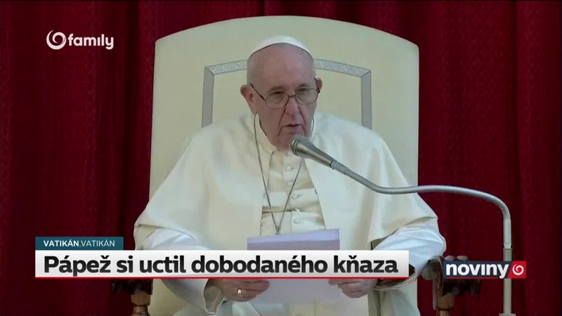 Pápež si uctil dobodaného kňaza