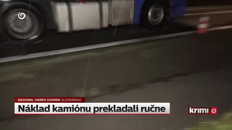 Náklad kamióna prekladali ručne