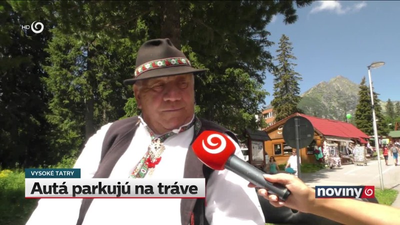 Autá parkujú na tráve