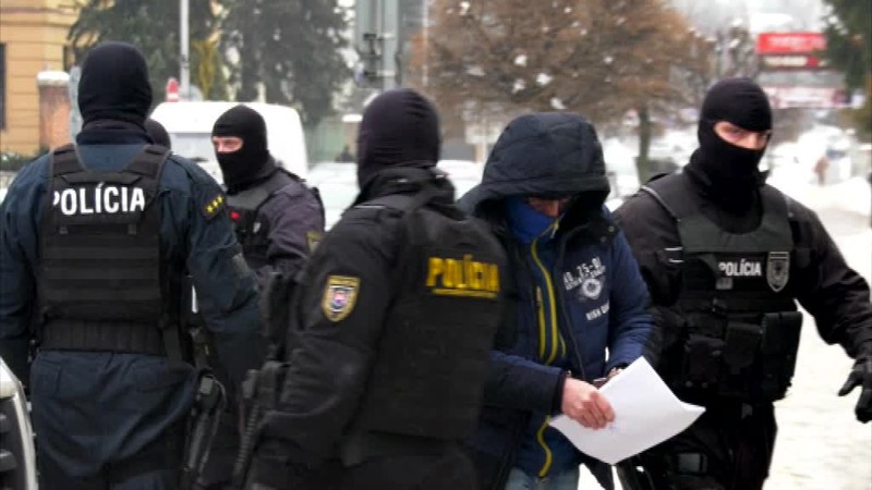 Bývalého elitného policajta a autora detektívok prepustili z väzby na kauciu