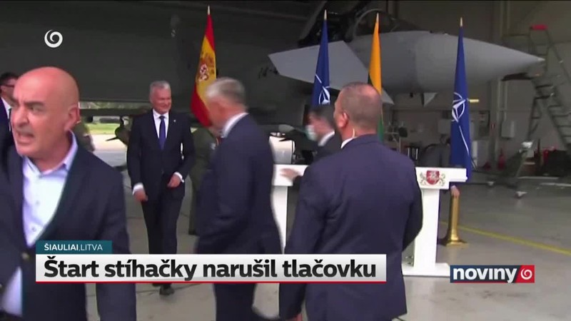 Štart stíhačky narušil tlačovku