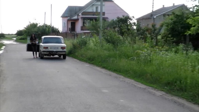 Toto auto jazdí na uhlie. Majiteľ doň nainštaloval kotol, čím šetrí na benzíne