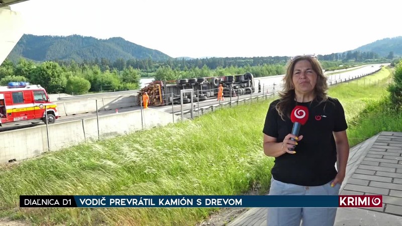 VODIČ PREVRÁTIL KAMIÓN S DREVOM