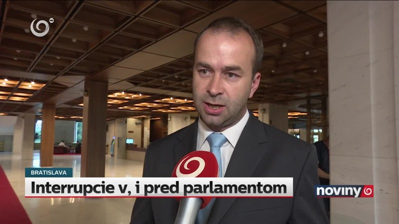 Interrupcie v, i pred parlamentom