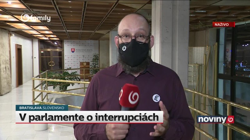 V parlamente o interrupciách