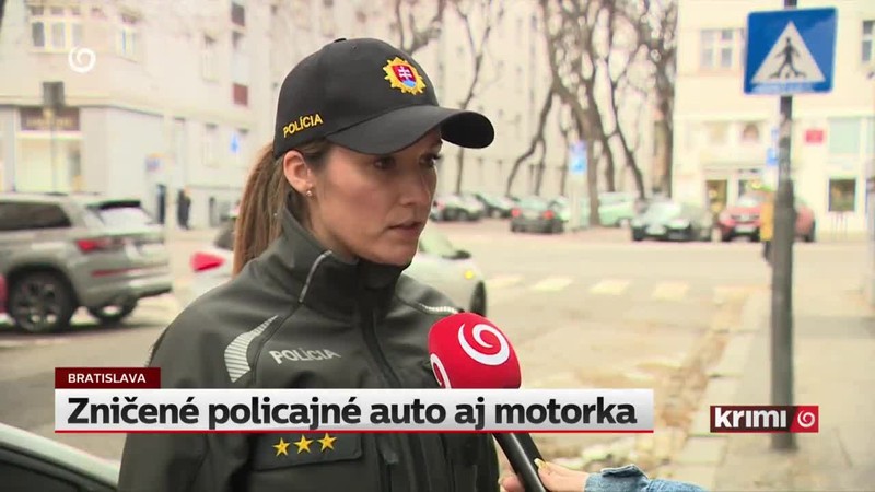 Zničené policajné auto aj motorka