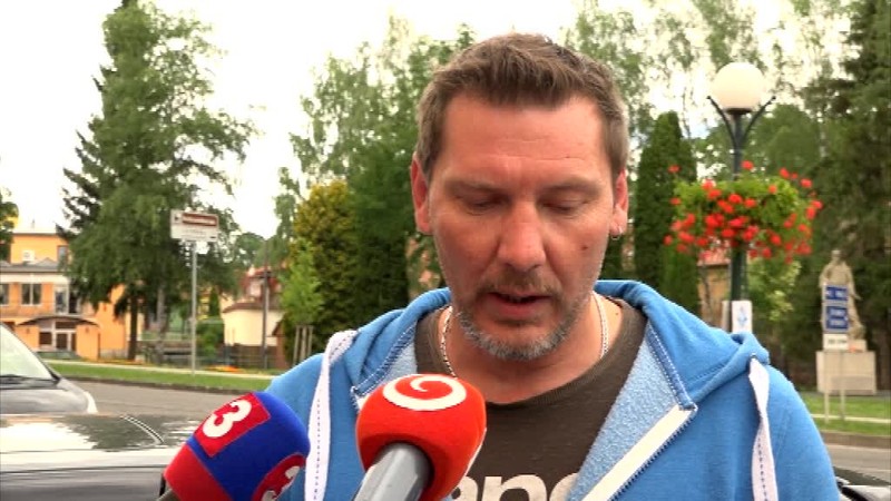 Zbili ich, odmietli ich ošetriť a ani policajti neprijali ich trestné oznámenie