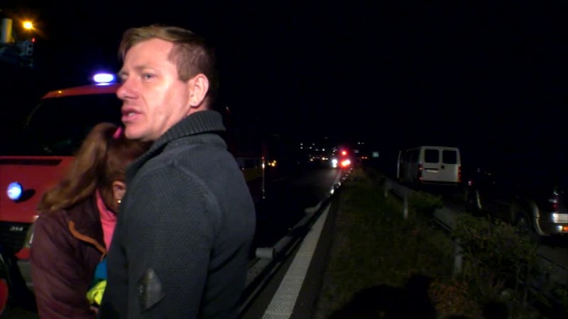 Dva kamióny sa čelne zrazili. Kabínu jedného z vodičov zasypal náklad dreva