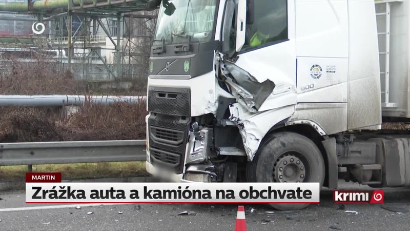 Zrážka auta a kamióna na obchvate