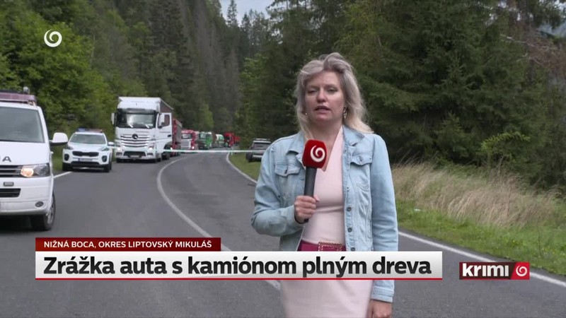 Zrážka auta s kamiónom plným dreva