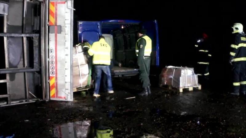 Pri tragickej nehode nákladného auta a dodávky zomrel jeden človek