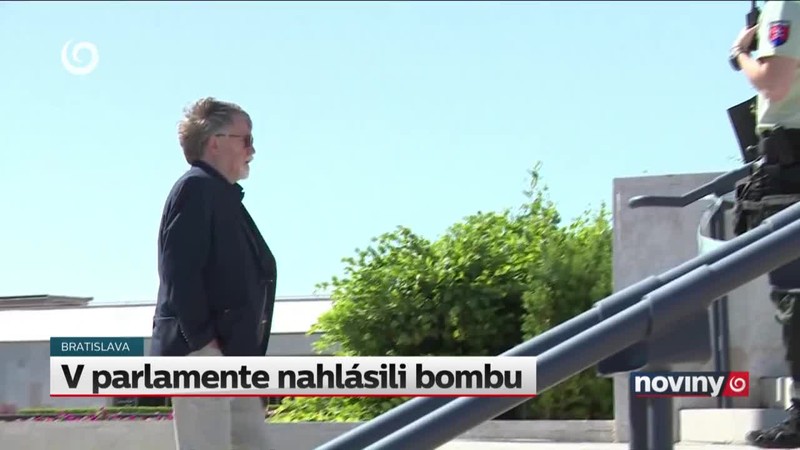 V parlamente nahlásili bombu