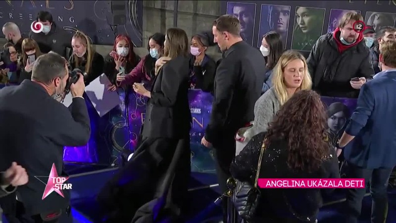 ANGELINA UKÁZALA DETI
