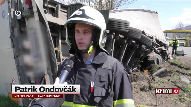 Kamión spravil z traktora šrot