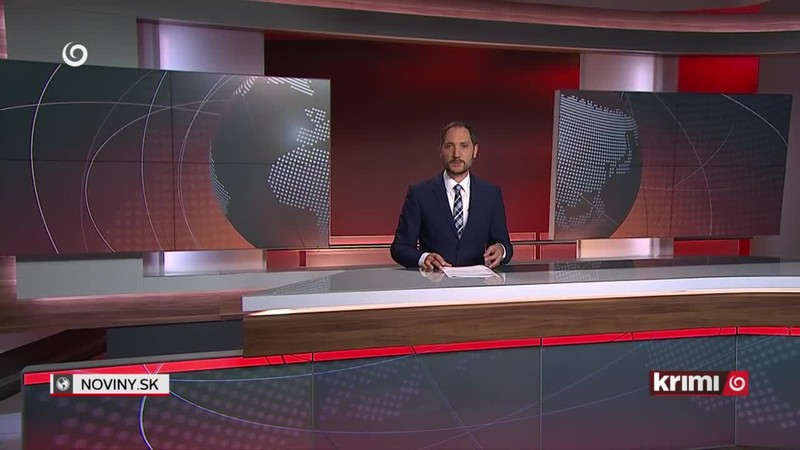 Muž masturbuje na chodbe paneláku