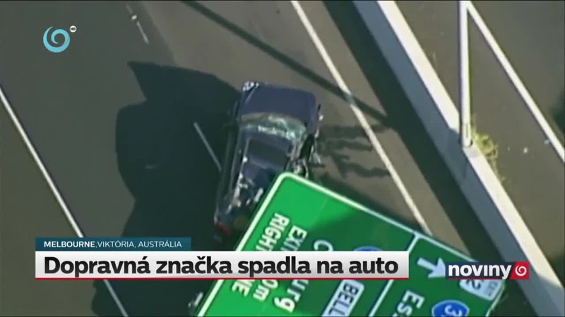 Dopravná značka spadla na auto