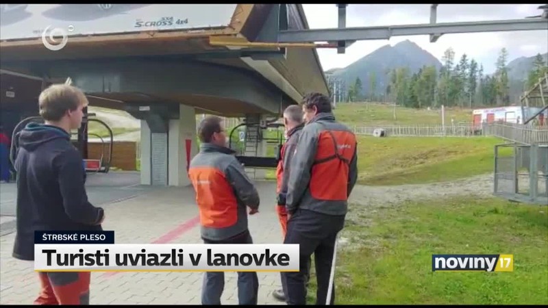 Turisti uviazli v lanovke