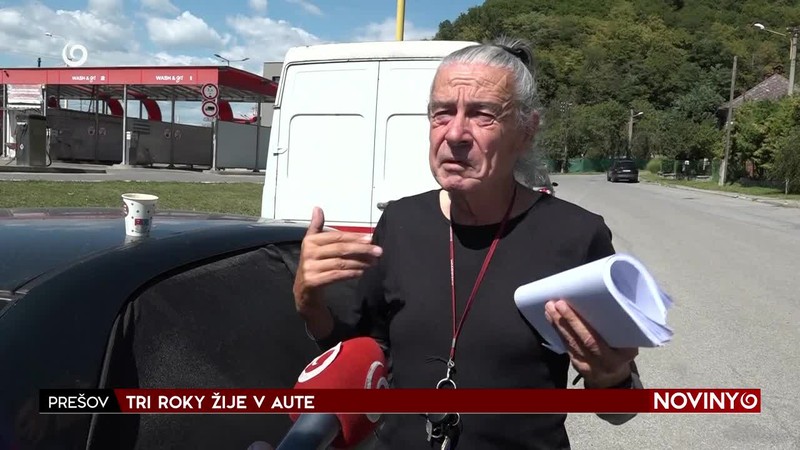 TRI ROKY ŽIJE V AUTE