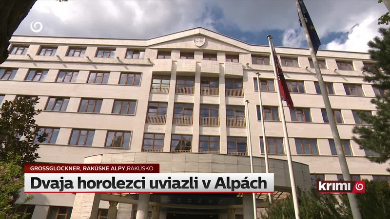 Dvaja horolezci uviazli v Alpách