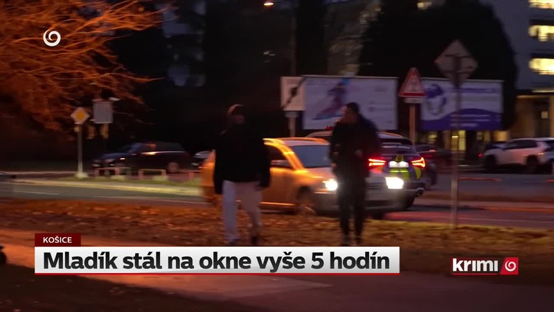 Mladík stál na okne vyše 5 hodín