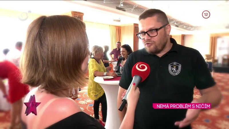 NEMÁ PROBLÉM S NIČÍM