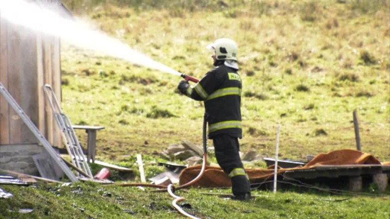 Koliba začala horieť, keď domáci robili zabíjačku. Škody dosahujú až 60 tisíc eur