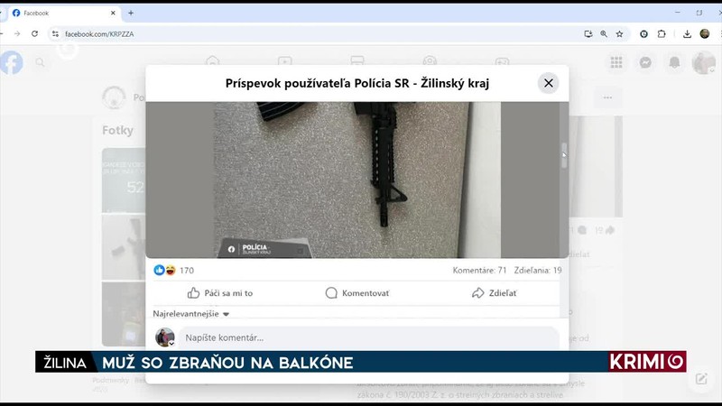 MUŽ SO ZBRAŇOU NA BALKÓNE