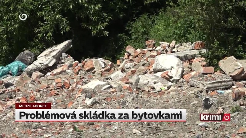 Problémová skládka za bytovkami