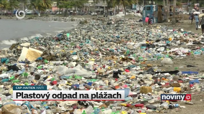 Plastový odpad na plážach