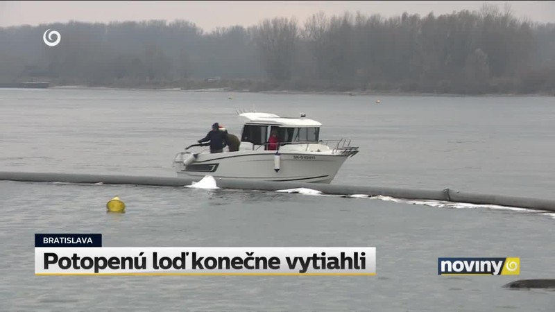 Potopenú loď konečne vytiahli