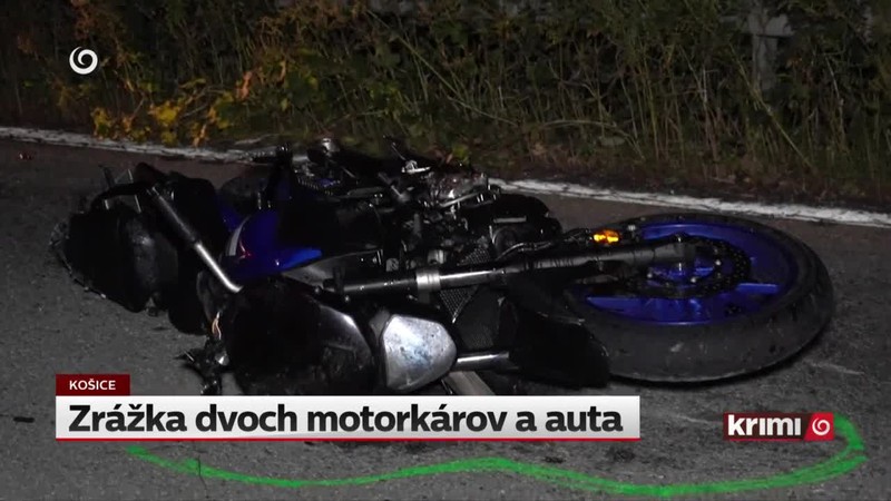 Zrážka dvoch motorkárov a auta