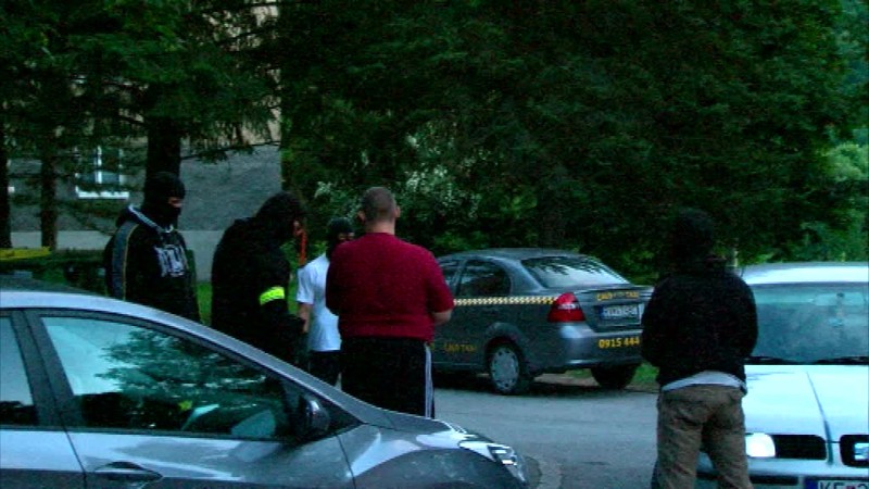 Razia v Rožňave trvala do noci. Zadržali niekoľko osôb