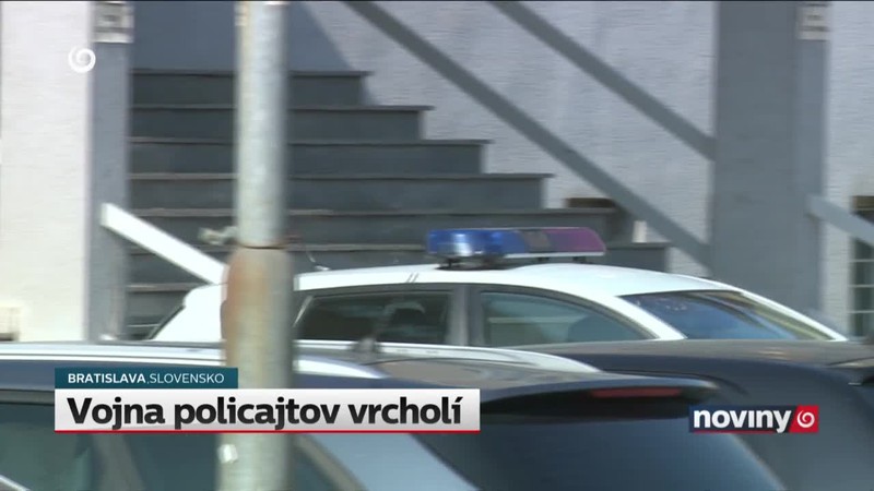 Vojna policajtov vrcholí