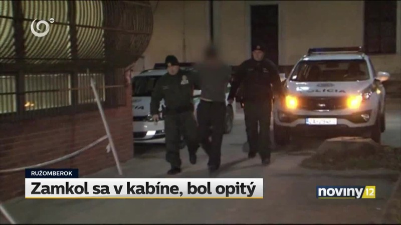 Zamkol sa v kabíne, bol opitý