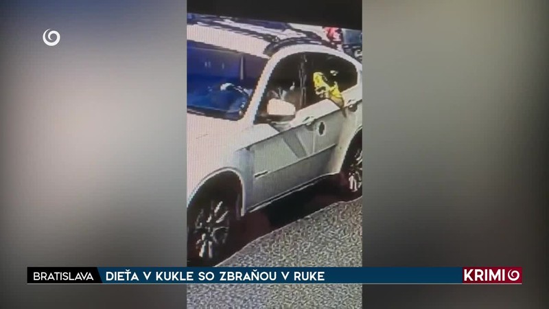 DIEŤA V KUKLE SO ZBRAŇOU V RUKE