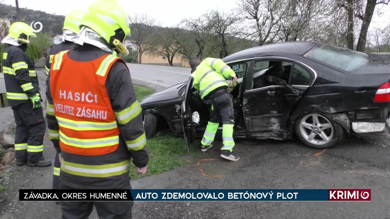 AUTO ZDEMOLOVALO BETÓNOVÝ PLOT