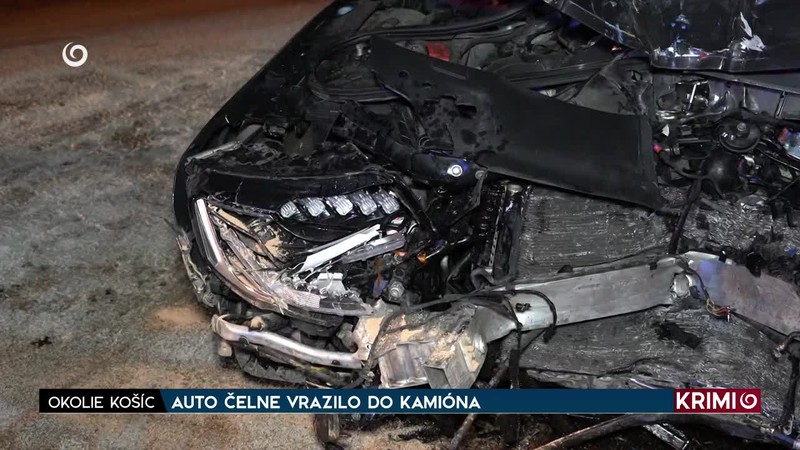 AUTO ČELNE VRAZILO DO KAMIÓNA