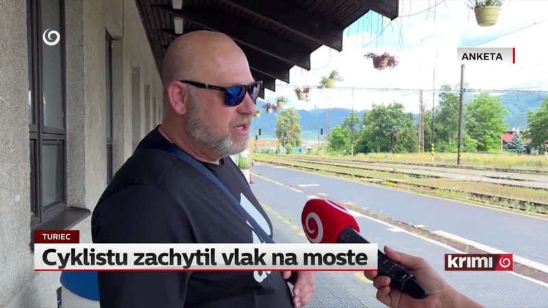 Cyklistu zachytil vlak na moste
