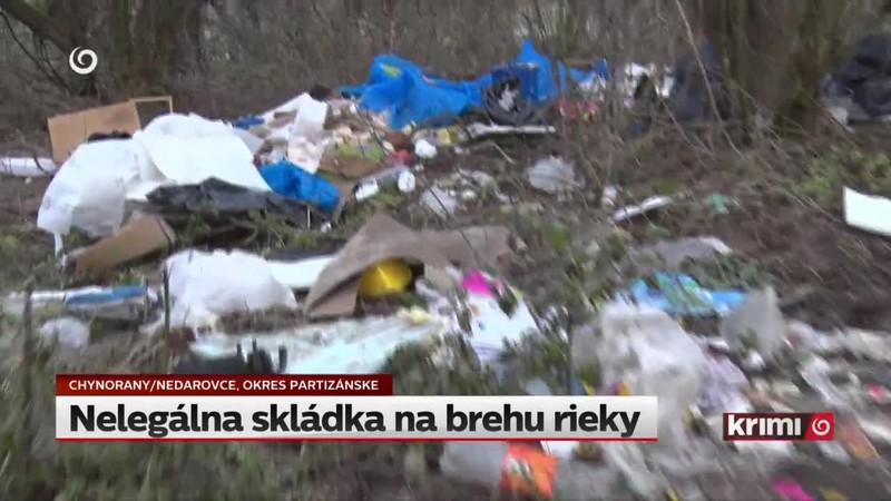 Nelegálna skládka na brehu rieky