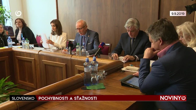 POCHYBNOSTI A SŤAŽNOSTI